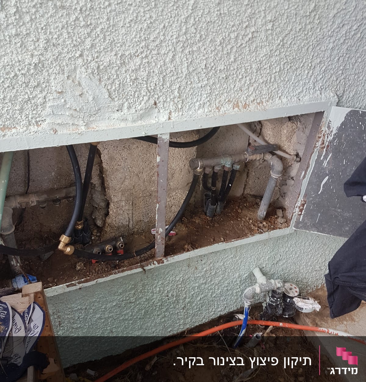 צינורות מים וציוד אינסטלציה בקיר פתוח